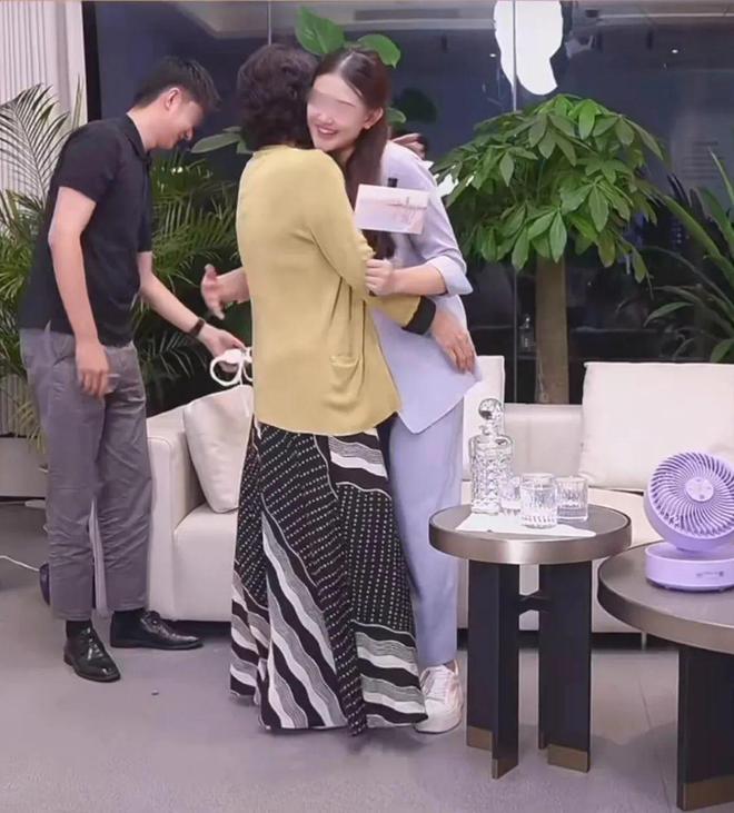”曝光网友：比玫瑰款更让人绷不住！j9九游会登录董明珠“老人味空调(图4)
