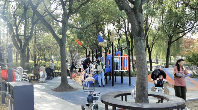 好去处！家门口的公园焕新升级j9九游会真人第一品牌遛娃(图3)