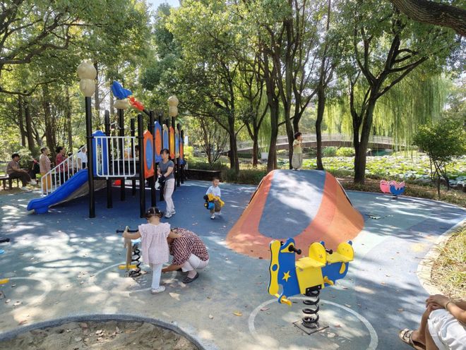 好去处！家门口的公园焕新升级j9九游会真人第一品牌遛娃(图2)